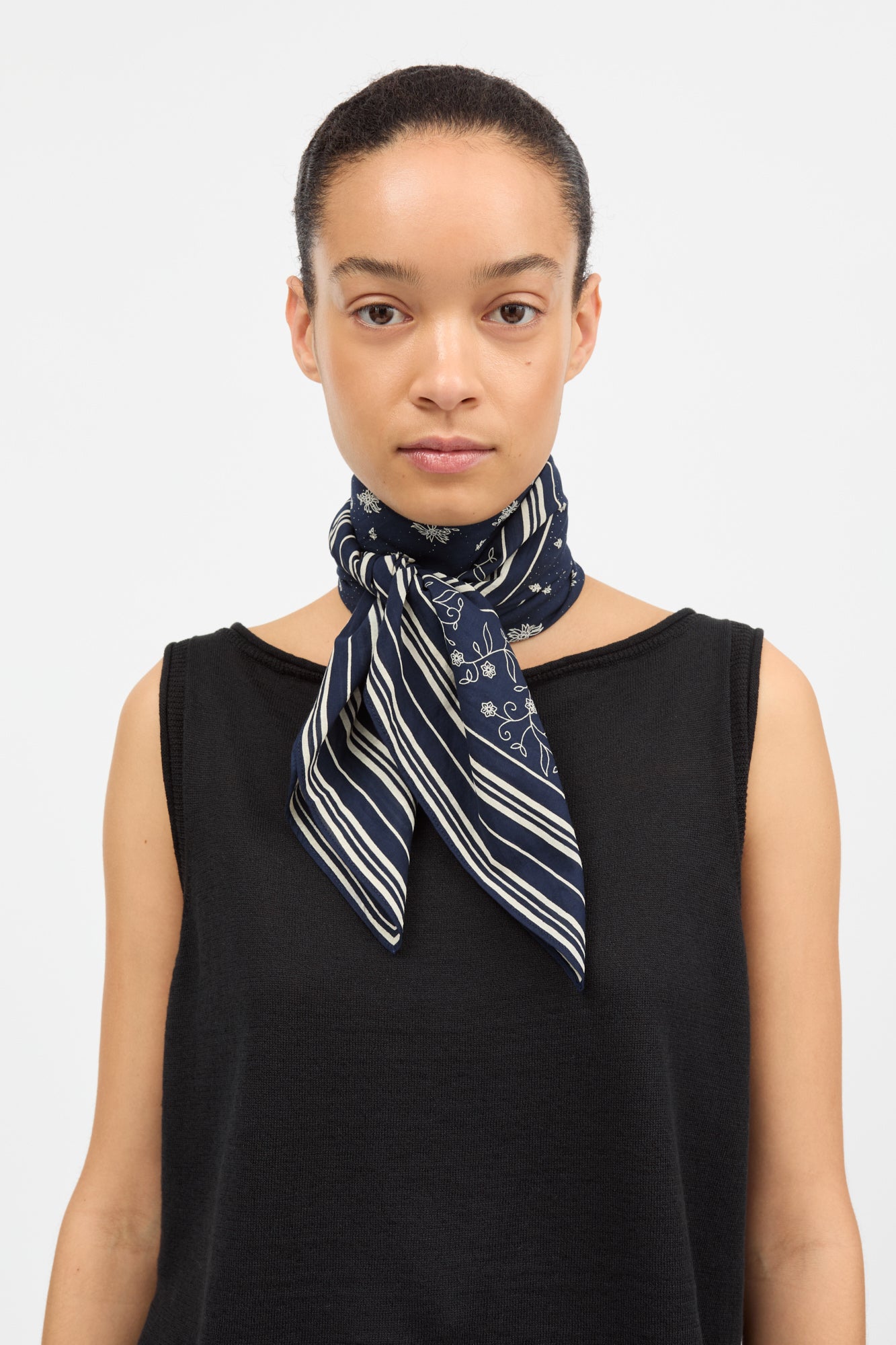 Skall Studio Skall classic scarf 90x90 Scarf Dark navy/Light cream